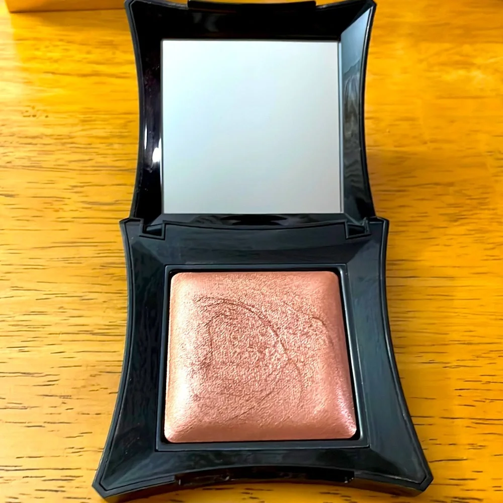 Illamasqua Beyond Powder in Dare
